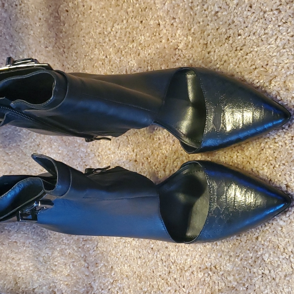 BCBG Odin heel